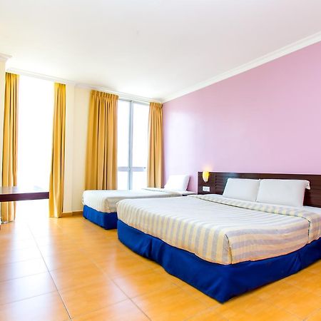 Ample Hotel Skudai Esterno foto